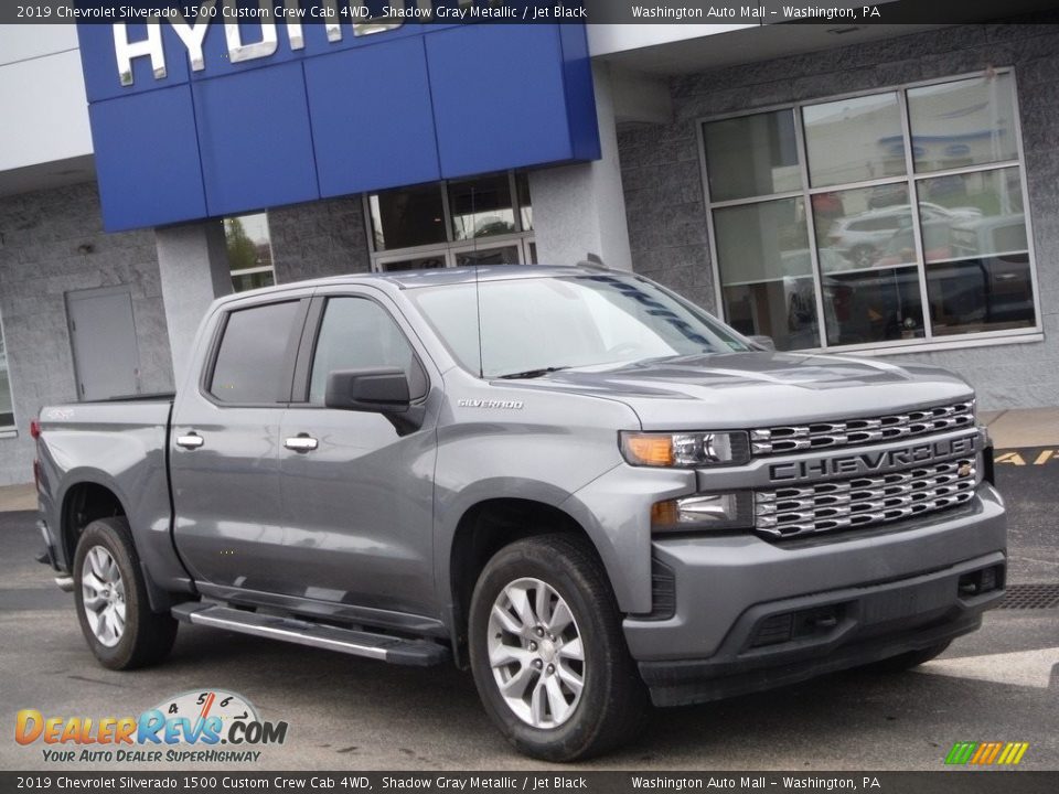 Front 3/4 View of 2019 Chevrolet Silverado 1500 Custom Crew Cab 4WD Photo #1