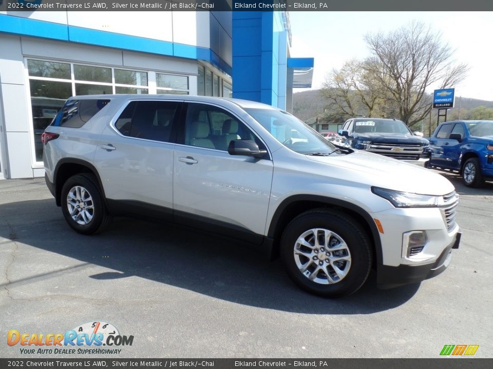 Front 3/4 View of 2022 Chevrolet Traverse LS AWD Photo #5