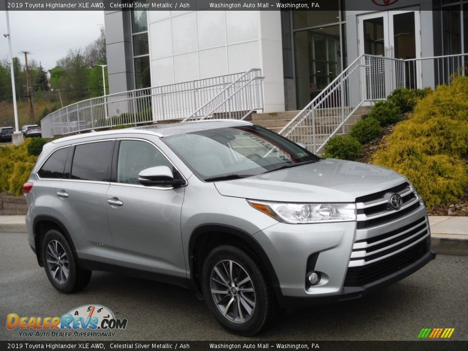 Front 3/4 View of 2019 Toyota Highlander XLE AWD Photo #1