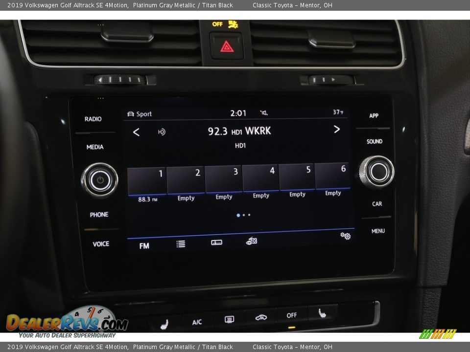 Controls of 2019 Volkswagen Golf Alltrack SE 4Motion Photo #10