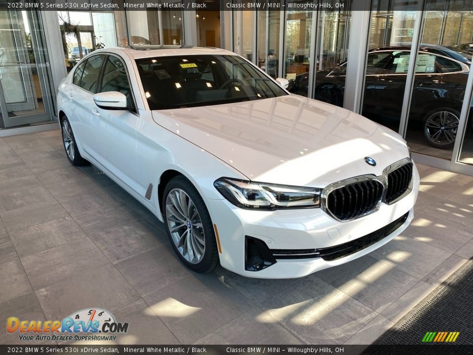 Front 3/4 View of 2022 BMW 5 Series 530i xDrive Sedan Photo #1