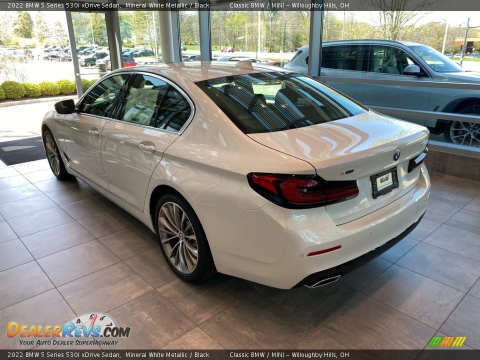 2022 BMW 5 Series 530i xDrive Sedan Mineral White Metallic / Black Photo #2