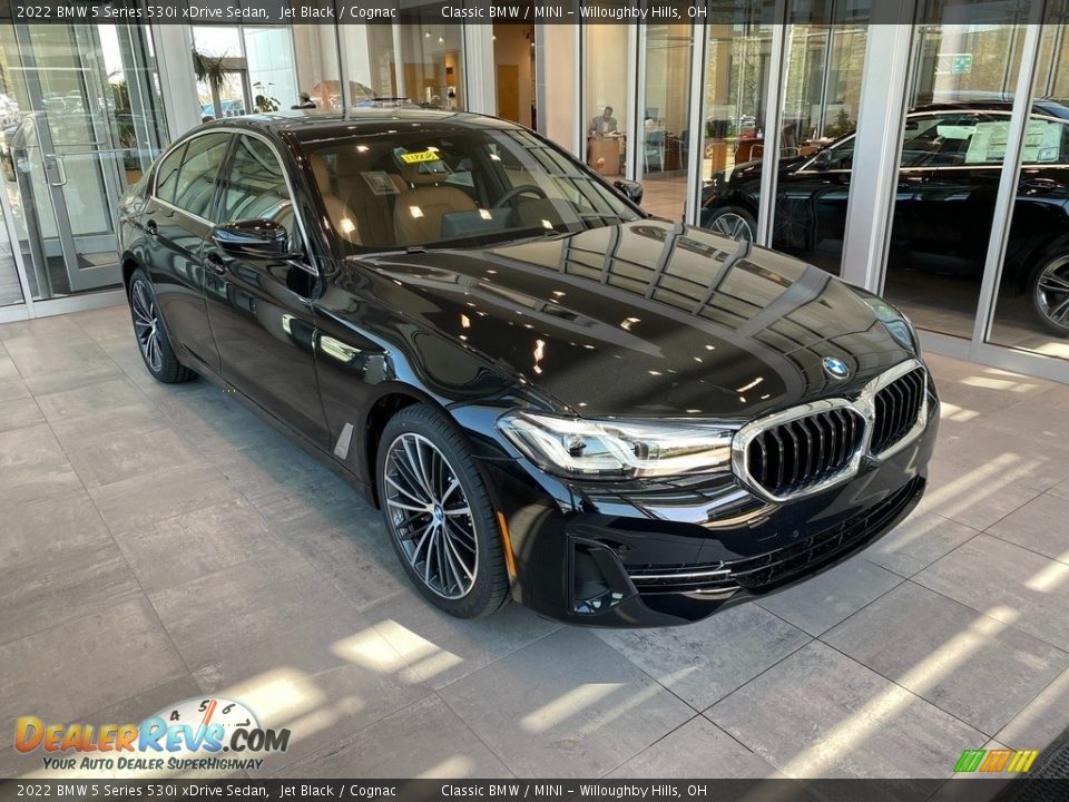 Front 3/4 View of 2022 BMW 5 Series 530i xDrive Sedan Photo #1