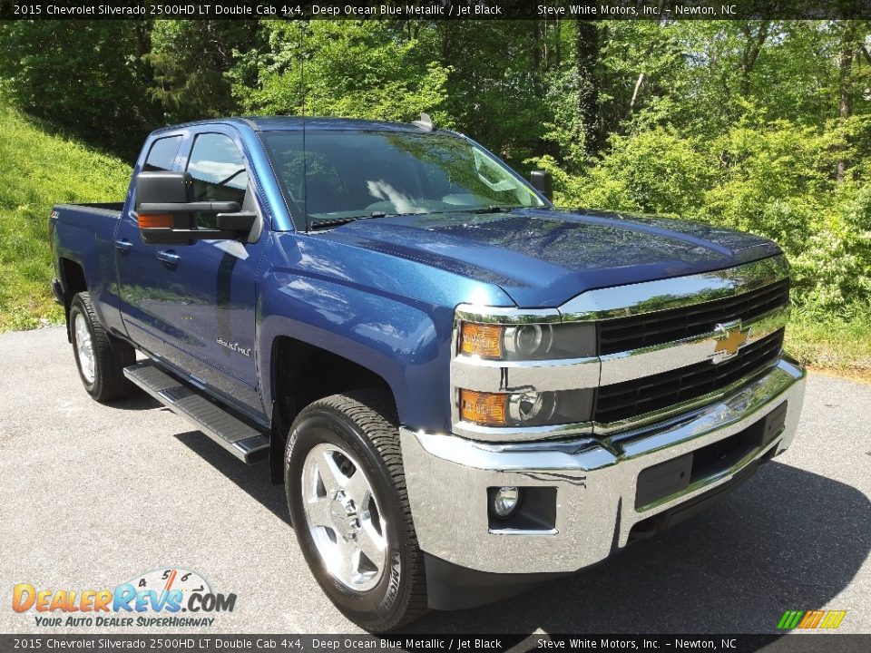 Front 3/4 View of 2015 Chevrolet Silverado 2500HD LT Double Cab 4x4 Photo #4