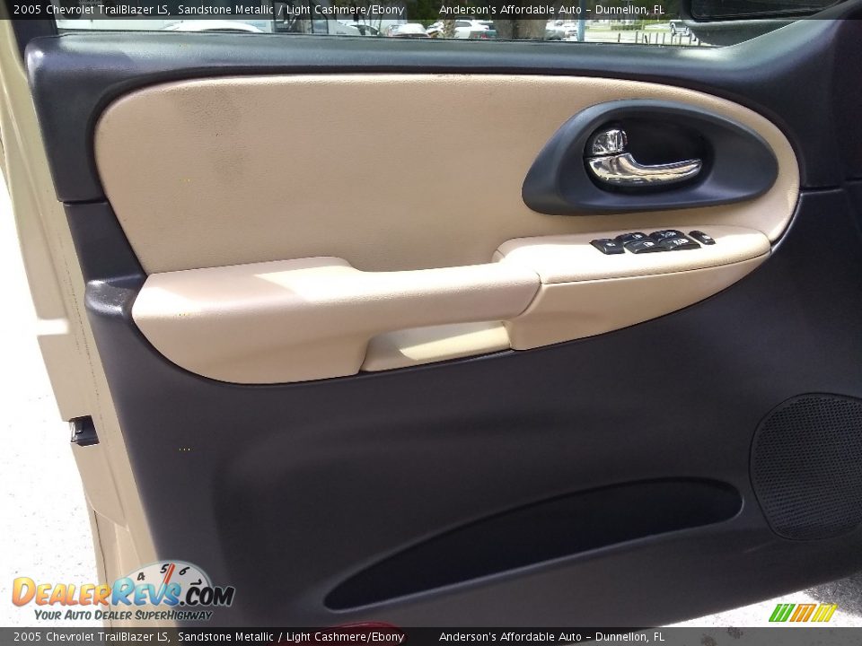 2005 Chevrolet TrailBlazer LS Sandstone Metallic / Light Cashmere/Ebony Photo #9