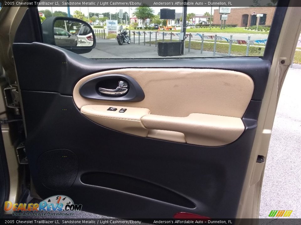 2005 Chevrolet TrailBlazer LS Sandstone Metallic / Light Cashmere/Ebony Photo #18