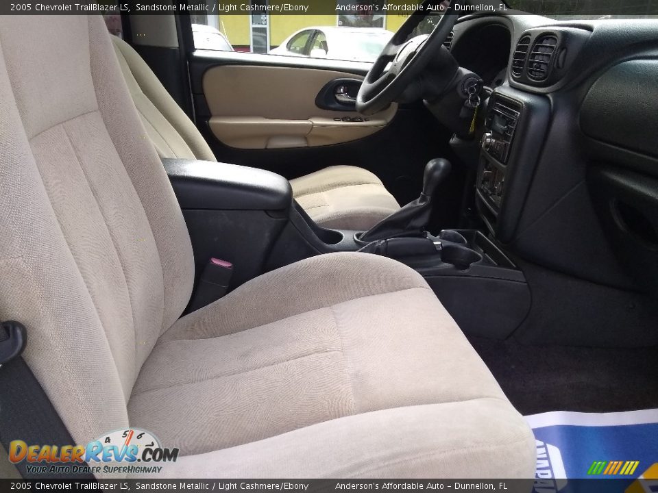 2005 Chevrolet TrailBlazer LS Sandstone Metallic / Light Cashmere/Ebony Photo #19