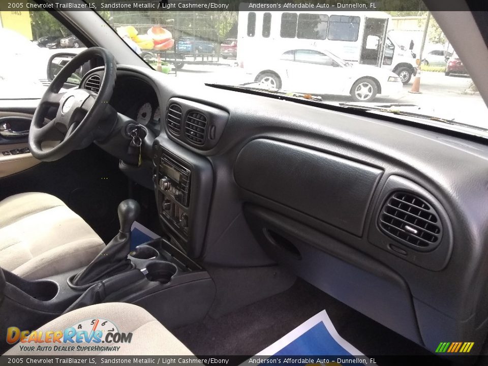 2005 Chevrolet TrailBlazer LS Sandstone Metallic / Light Cashmere/Ebony Photo #21