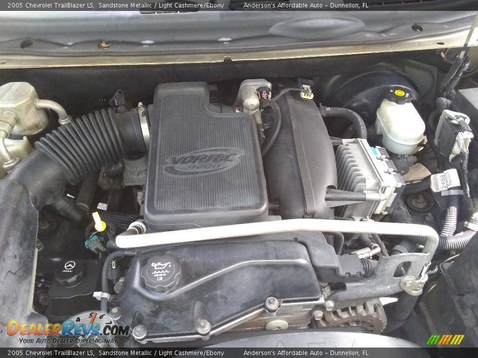 2005 Chevrolet TrailBlazer LS Sandstone Metallic / Light Cashmere/Ebony Photo #24