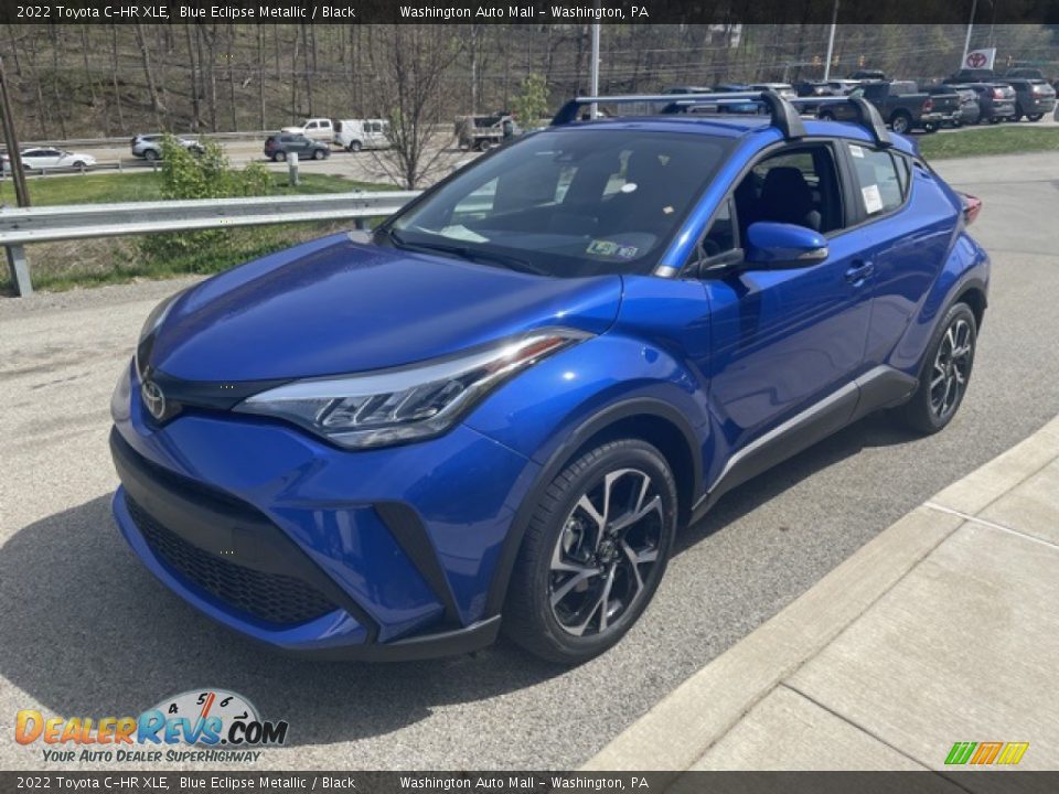 Front 3/4 View of 2022 Toyota C-HR XLE Photo #7