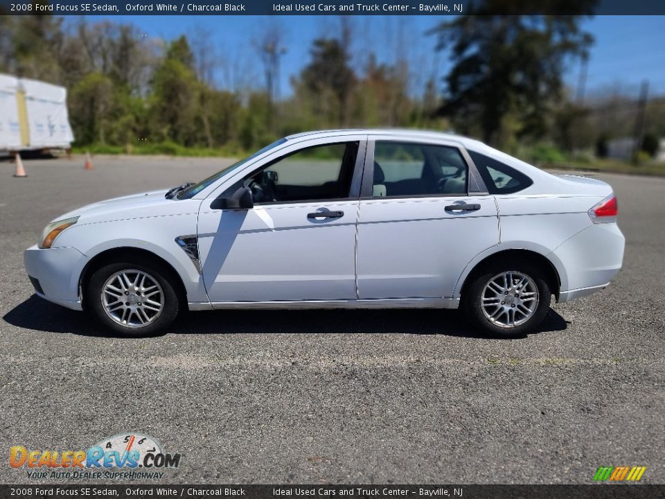 2008 Ford Focus SE Sedan Oxford White / Charcoal Black Photo #2