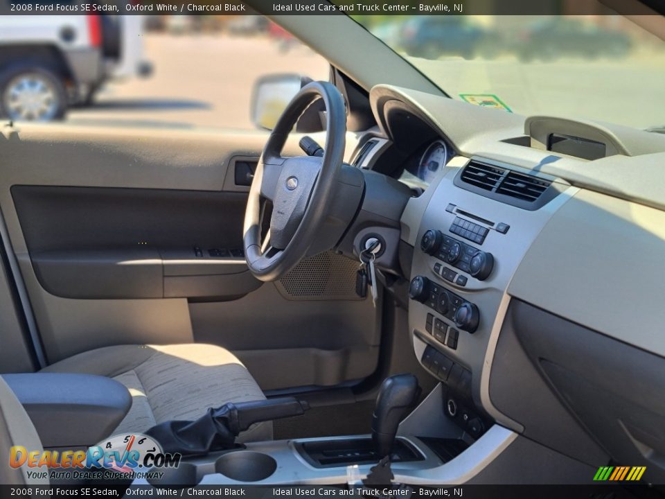 2008 Ford Focus SE Sedan Oxford White / Charcoal Black Photo #10