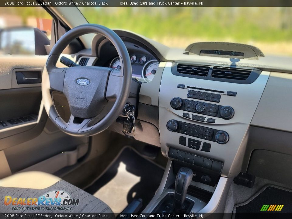 2008 Ford Focus SE Sedan Oxford White / Charcoal Black Photo #11