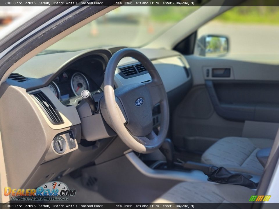 2008 Ford Focus SE Sedan Oxford White / Charcoal Black Photo #16