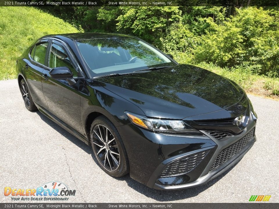 Front 3/4 View of 2021 Toyota Camry SE Photo #4