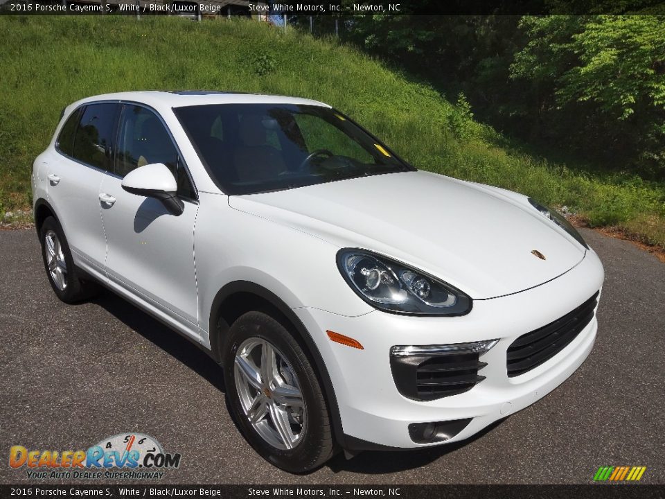 Front 3/4 View of 2016 Porsche Cayenne S Photo #4