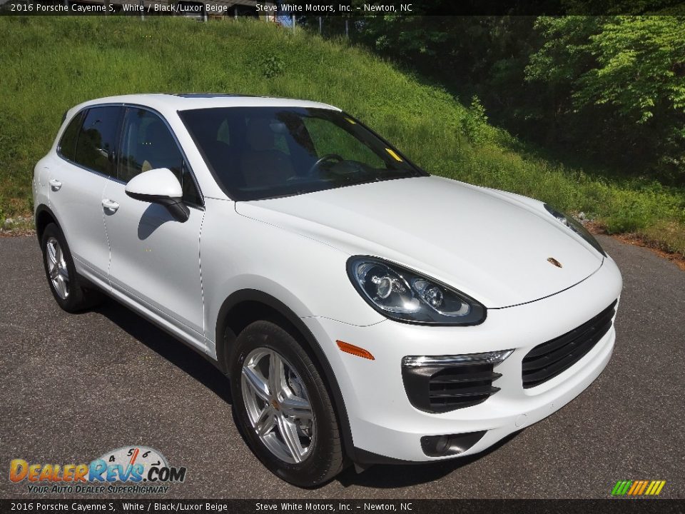 Front 3/4 View of 2016 Porsche Cayenne S Photo #4