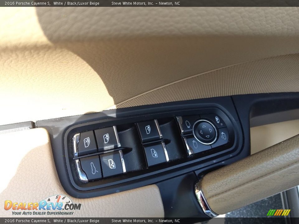 Controls of 2016 Porsche Cayenne S Photo #11