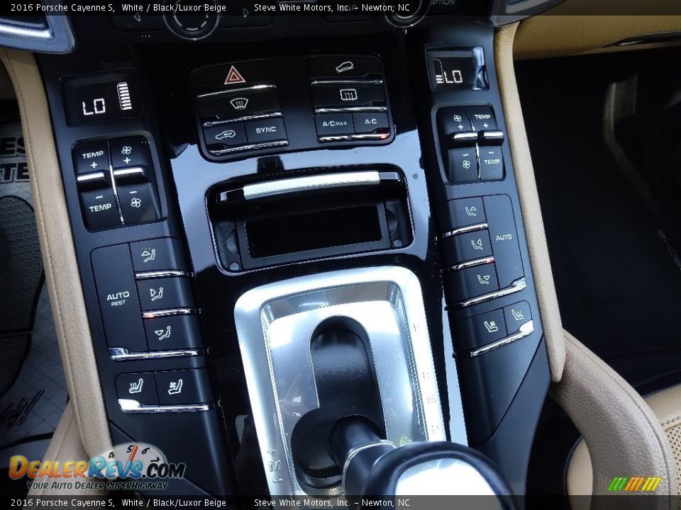 Controls of 2016 Porsche Cayenne S Photo #25