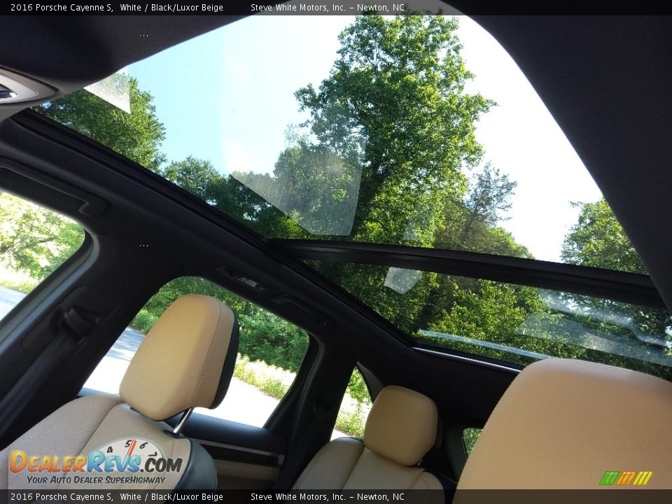 Sunroof of 2016 Porsche Cayenne S Photo #29