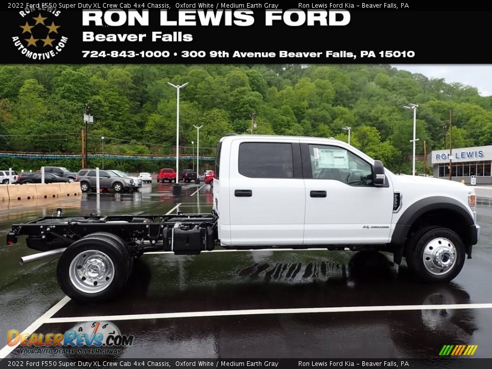 2022 Ford F550 Super Duty XL Crew Cab 4x4 Chassis Oxford White / Medium Earth Gray Photo #1