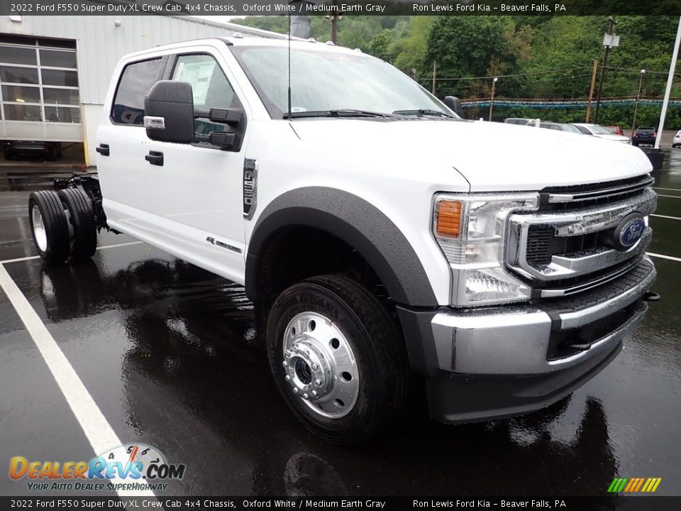 2022 Ford F550 Super Duty XL Crew Cab 4x4 Chassis Oxford White / Medium Earth Gray Photo #2