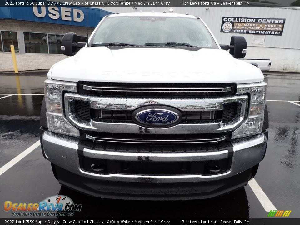 2022 Ford F550 Super Duty XL Crew Cab 4x4 Chassis Oxford White / Medium Earth Gray Photo #3