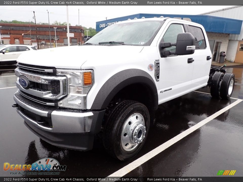 2022 Ford F550 Super Duty XL Crew Cab 4x4 Chassis Oxford White / Medium Earth Gray Photo #4