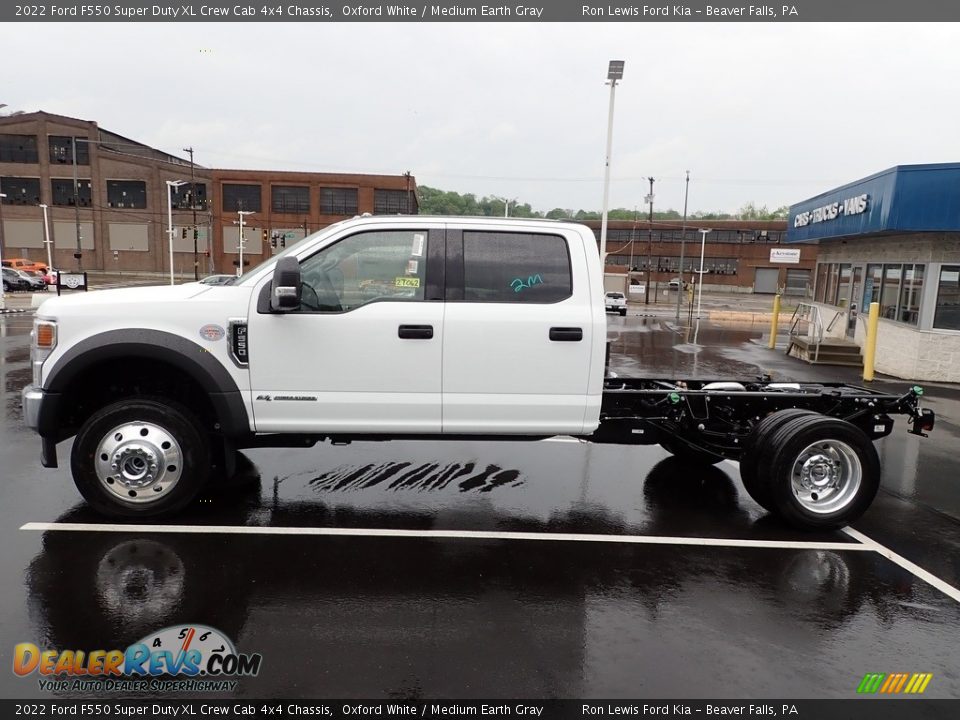 2022 Ford F550 Super Duty XL Crew Cab 4x4 Chassis Oxford White / Medium Earth Gray Photo #5