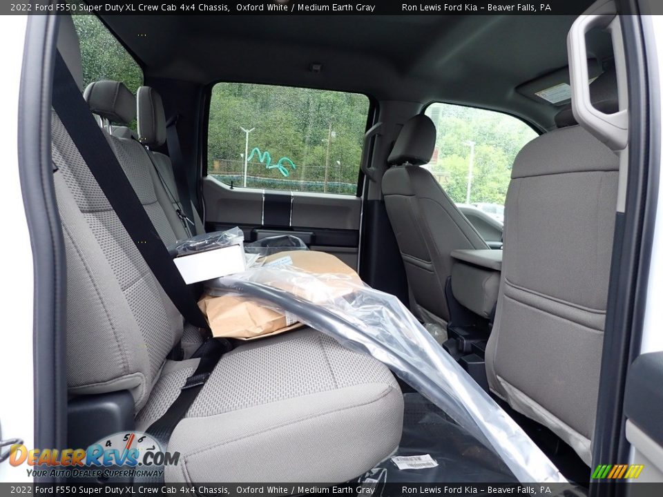 2022 Ford F550 Super Duty XL Crew Cab 4x4 Chassis Oxford White / Medium Earth Gray Photo #10