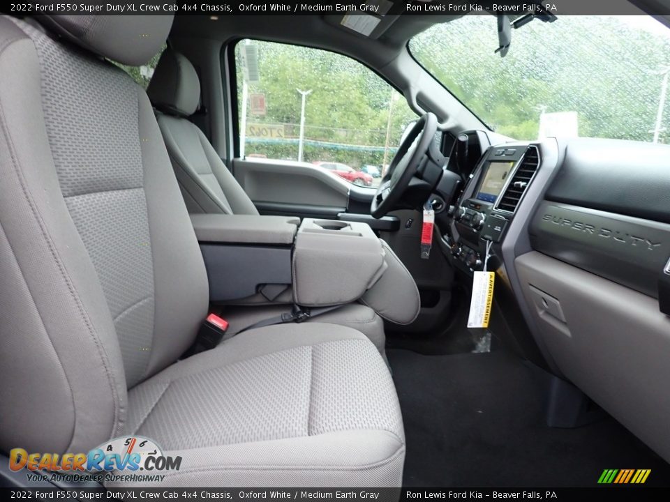 2022 Ford F550 Super Duty XL Crew Cab 4x4 Chassis Oxford White / Medium Earth Gray Photo #11