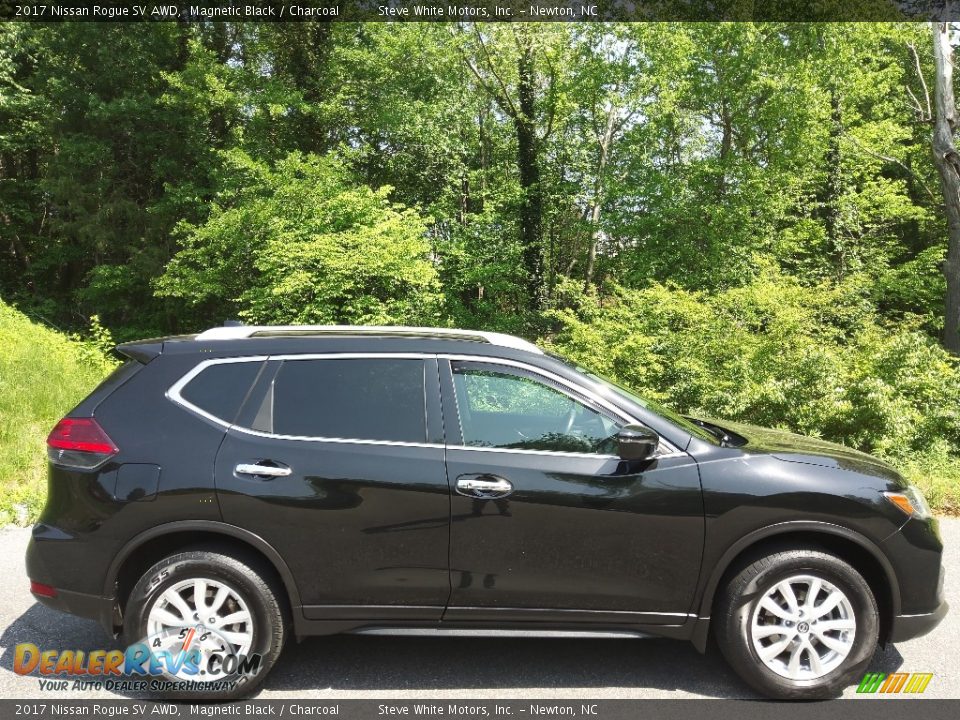 2017 Nissan Rogue SV AWD Magnetic Black / Charcoal Photo #5