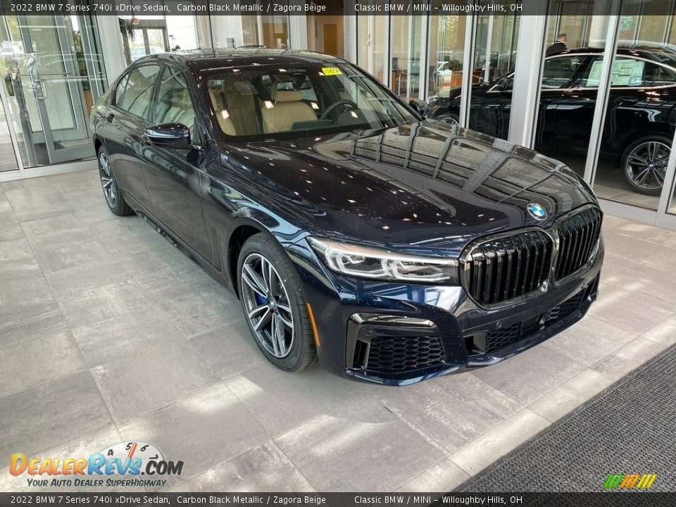 Front 3/4 View of 2022 BMW 7 Series 740i xDrive Sedan Photo #1