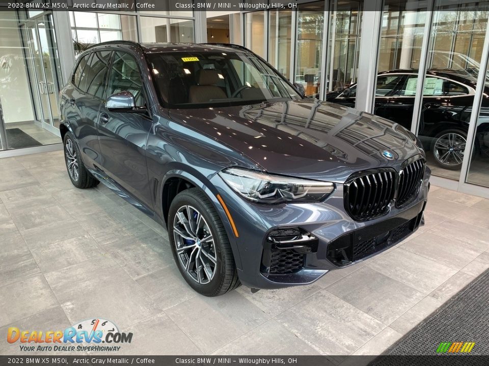 Front 3/4 View of 2022 BMW X5 M50i Photo #1
