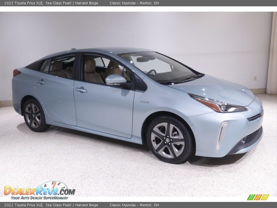 Front 3/4 View of 2022 Toyota Prius XLE Photo #1