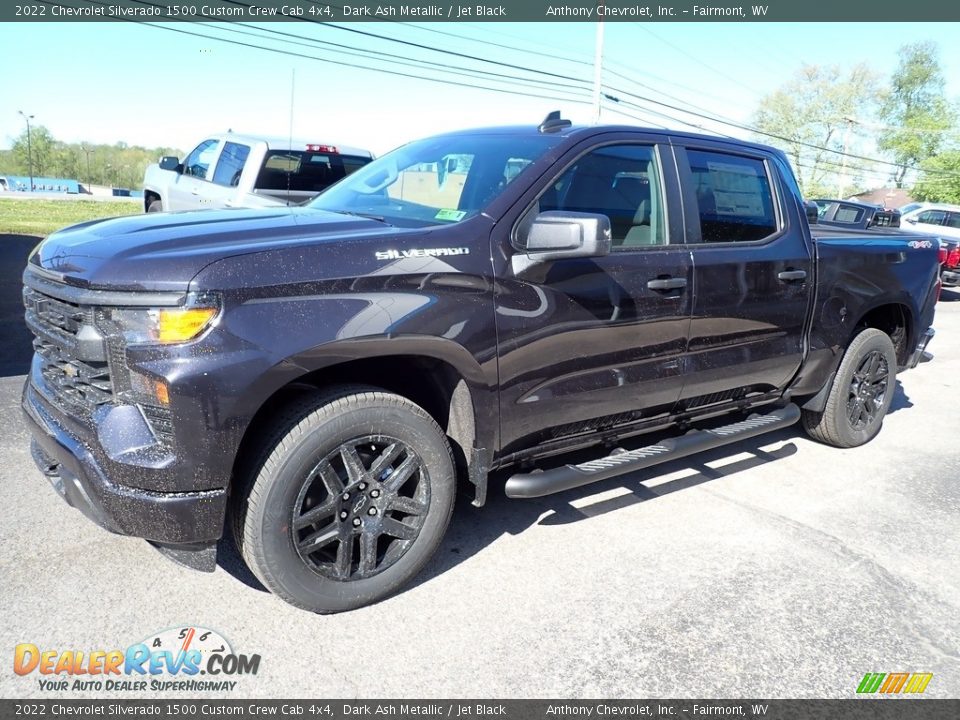 Front 3/4 View of 2022 Chevrolet Silverado 1500 Custom Crew Cab 4x4 Photo #7