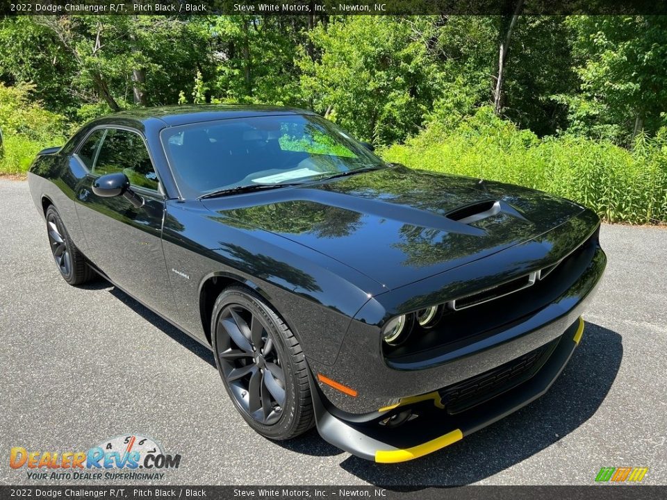 Front 3/4 View of 2022 Dodge Challenger R/T Photo #4
