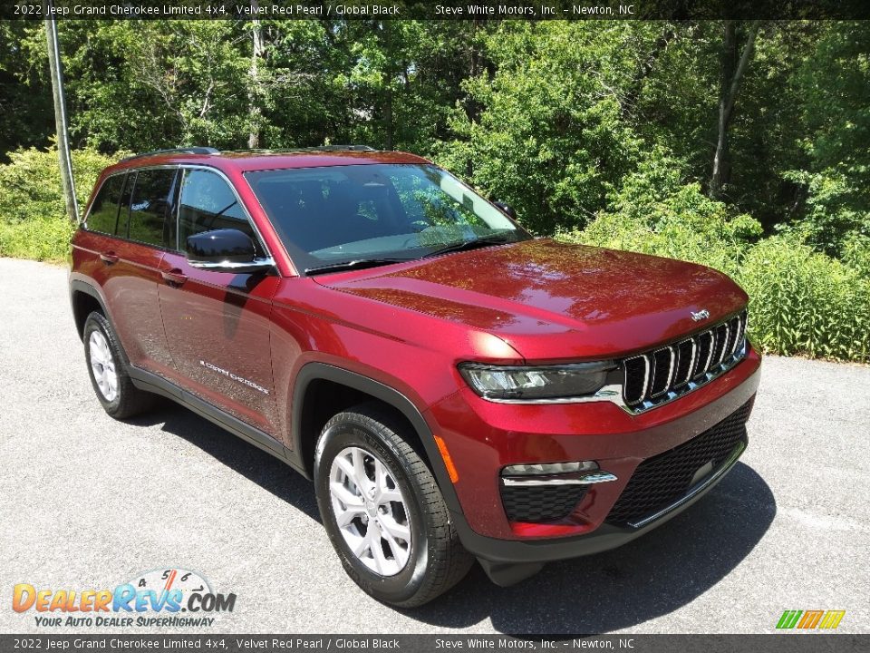 Front 3/4 View of 2022 Jeep Grand Cherokee Limited 4x4 Photo #4