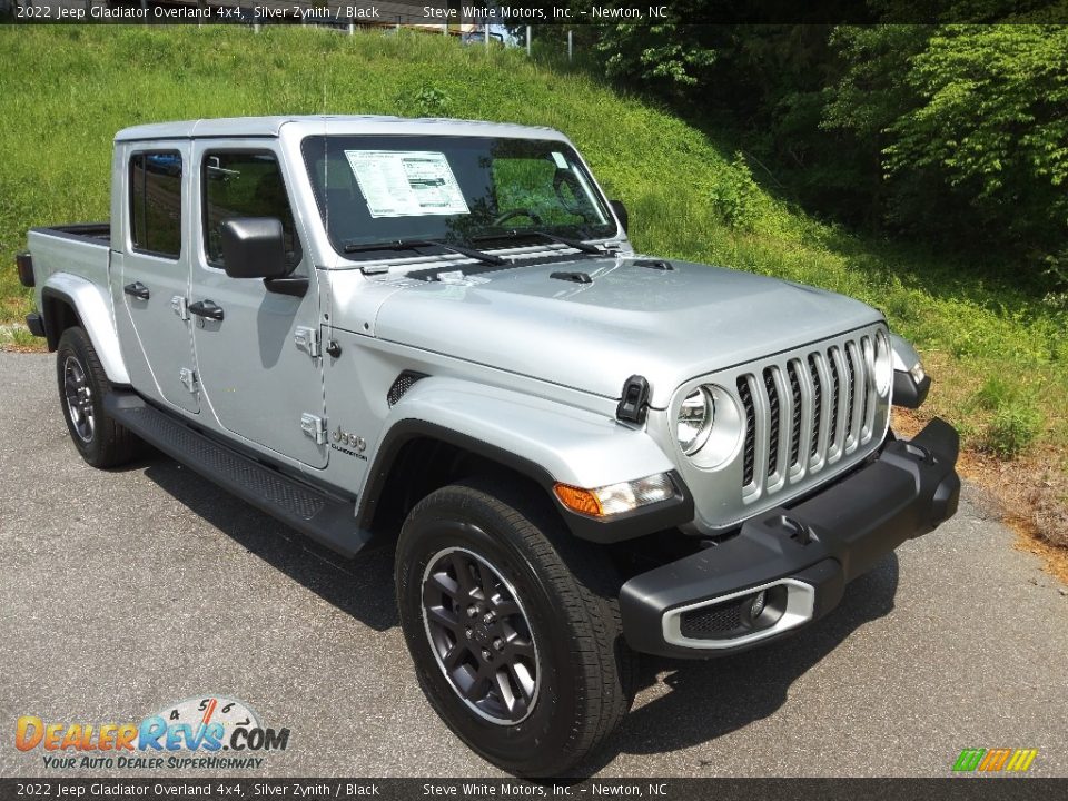 Front 3/4 View of 2022 Jeep Gladiator Overland 4x4 Photo #4