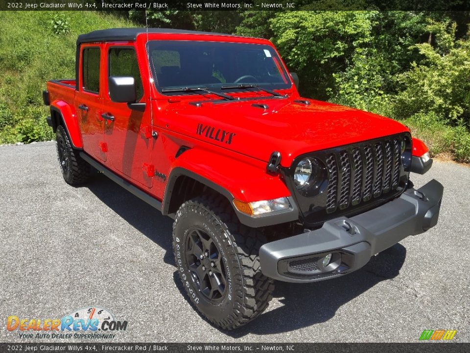 Front 3/4 View of 2022 Jeep Gladiator Willys 4x4 Photo #4