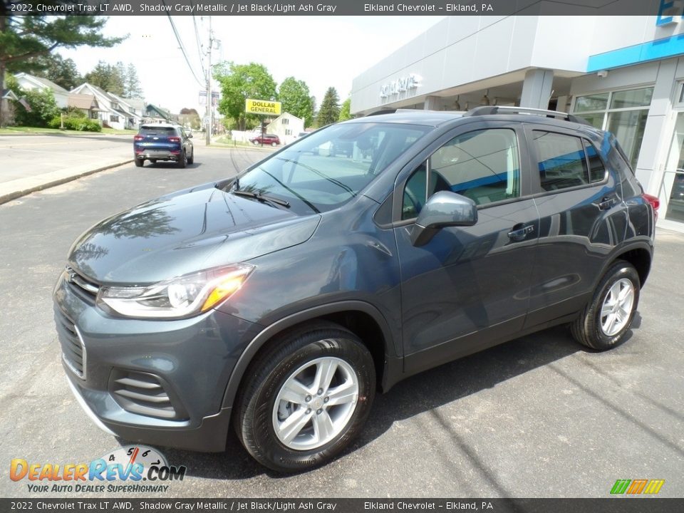 Front 3/4 View of 2022 Chevrolet Trax LT AWD Photo #1