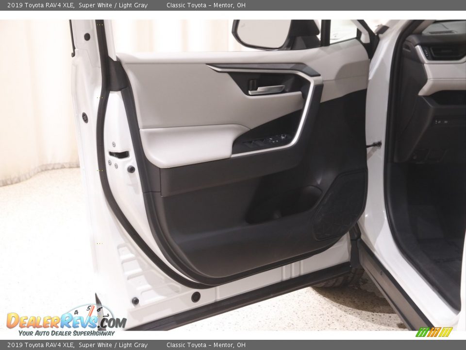 2019 Toyota RAV4 XLE Super White / Light Gray Photo #4