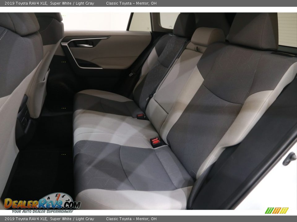 2019 Toyota RAV4 XLE Super White / Light Gray Photo #17