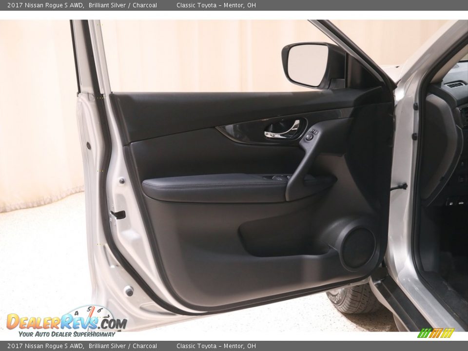 2017 Nissan Rogue S AWD Brilliant Silver / Charcoal Photo #4