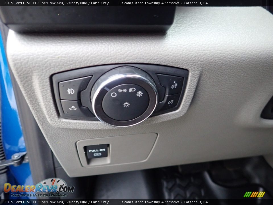 Controls of 2019 Ford F150 XL SuperCrew 4x4 Photo #23