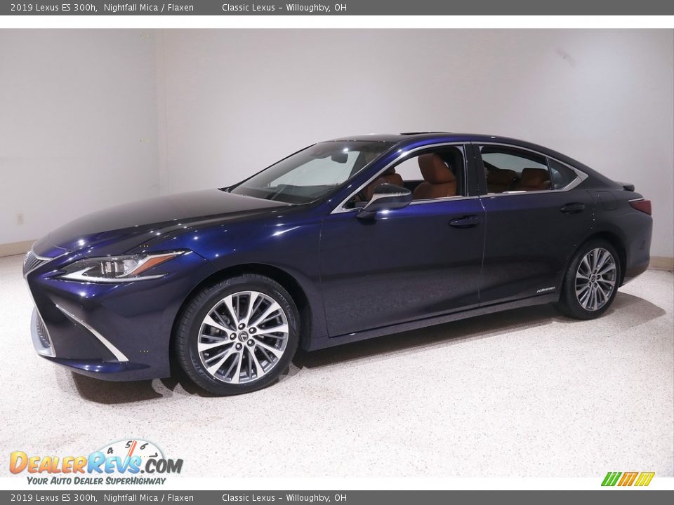 Front 3/4 View of 2019 Lexus ES 300h Photo #3