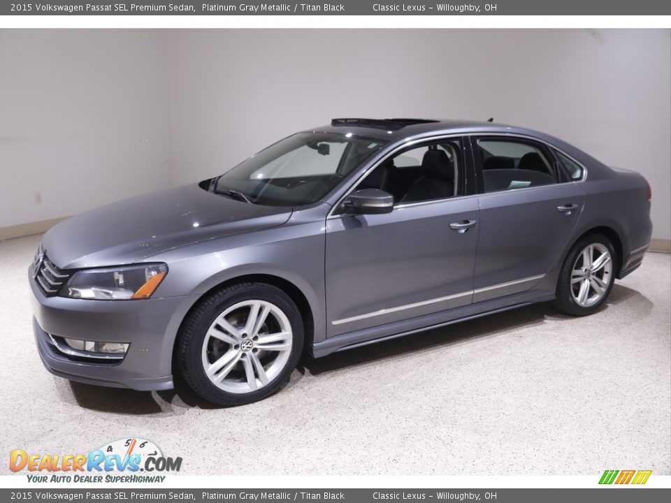 Front 3/4 View of 2015 Volkswagen Passat SEL Premium Sedan Photo #3