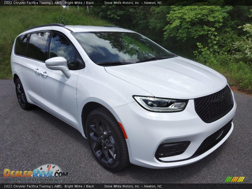 Front 3/4 View of 2022 Chrysler Pacifica Touring L AWD Photo #4