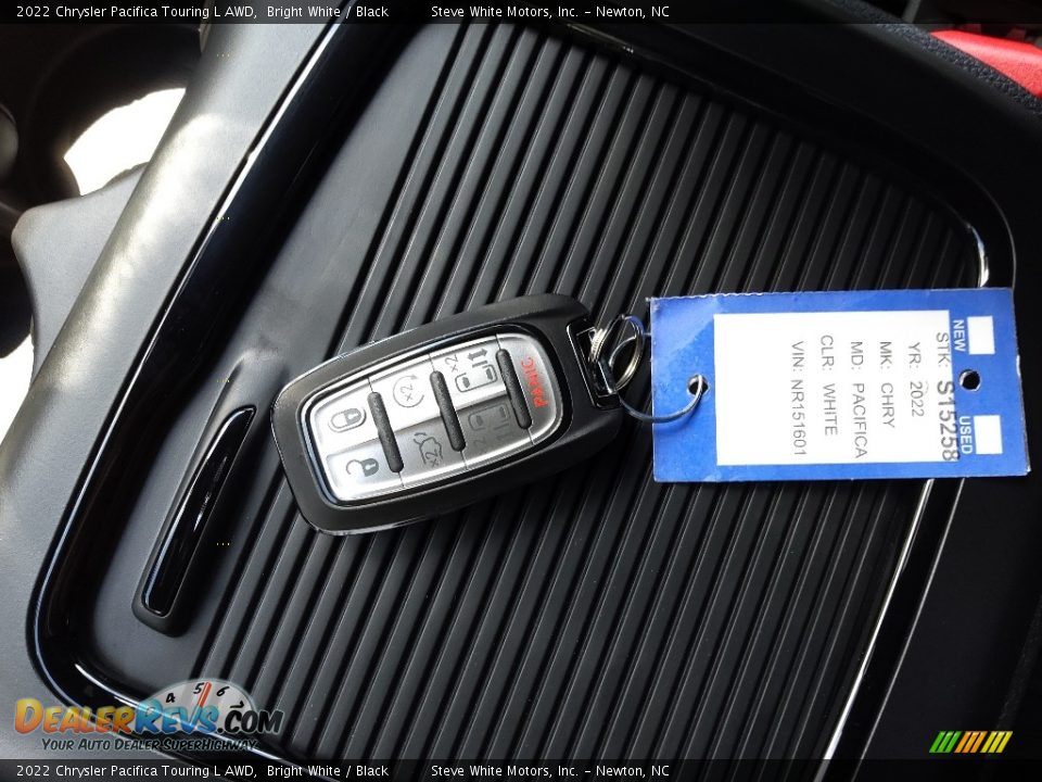 Keys of 2022 Chrysler Pacifica Touring L AWD Photo #30