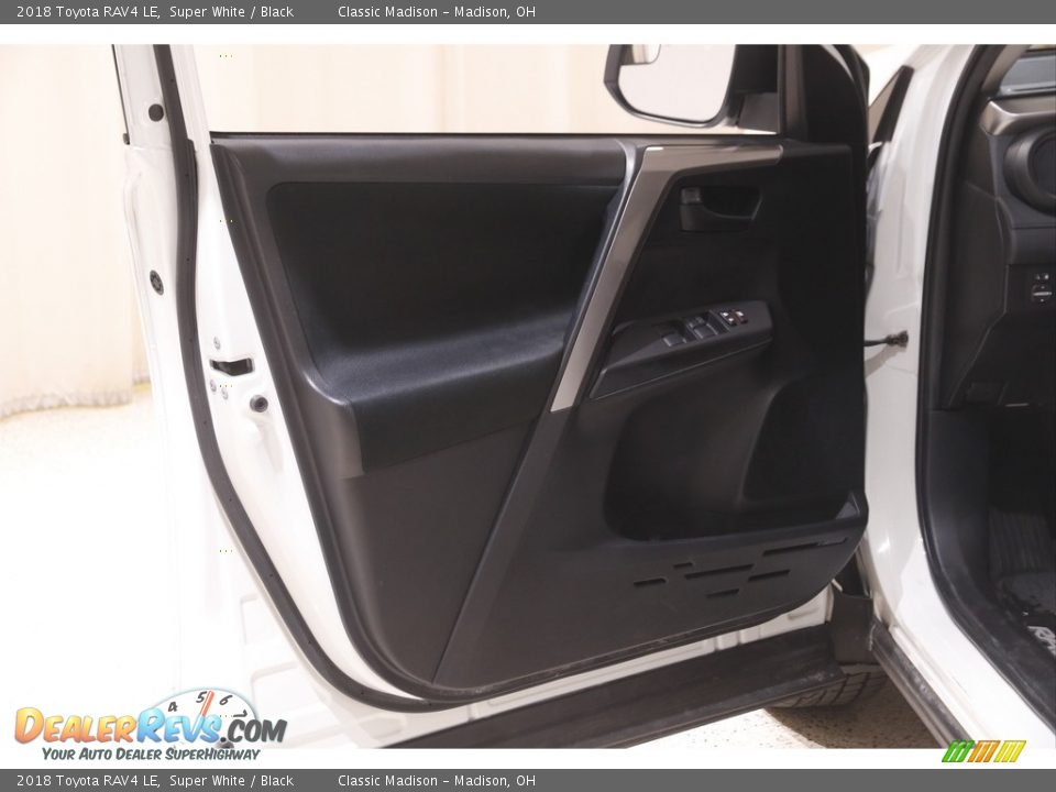 2018 Toyota RAV4 LE Super White / Black Photo #4